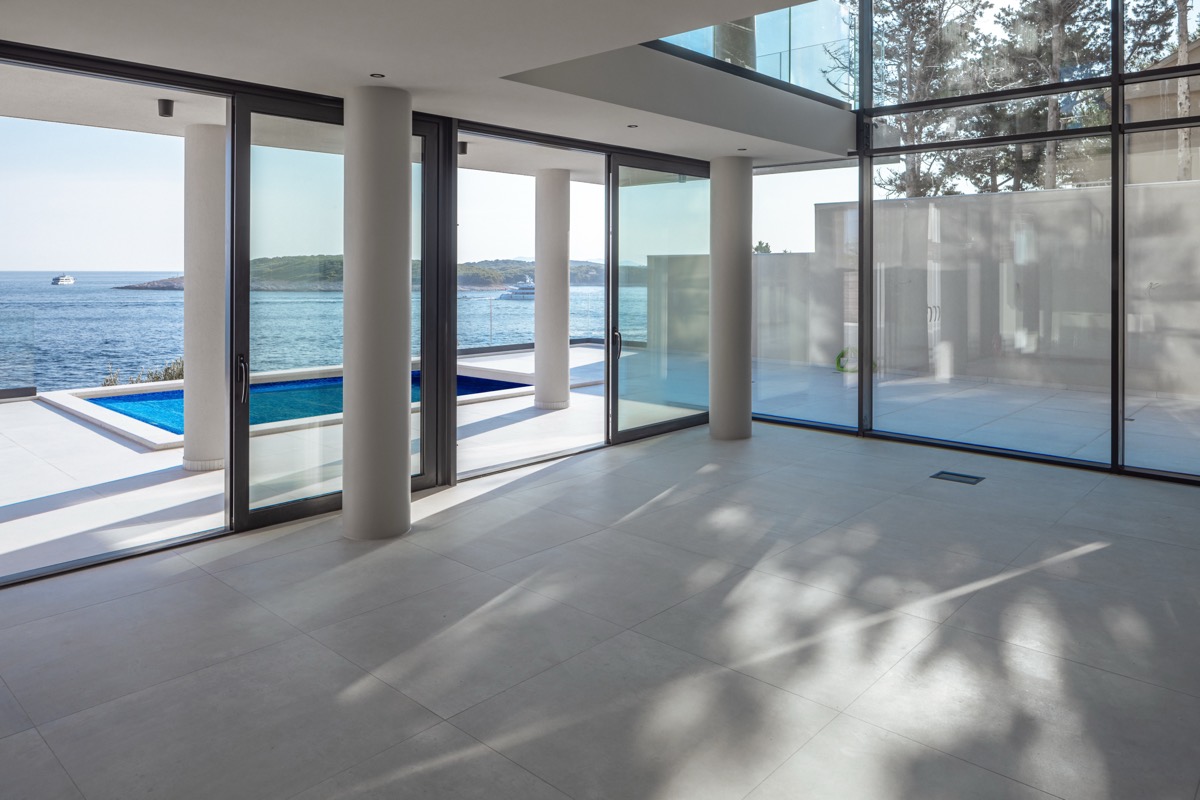 Living level opening onto the pool terrace